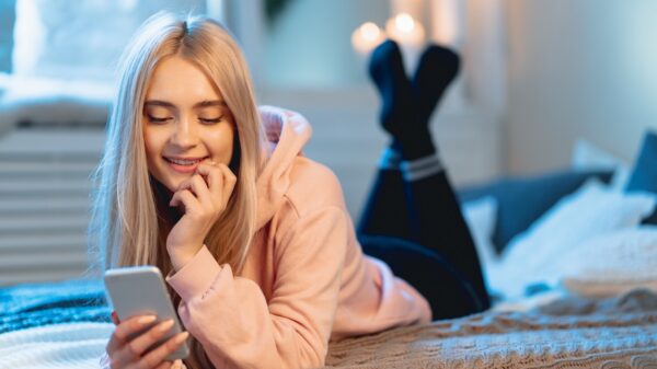 Teenager mit Handy