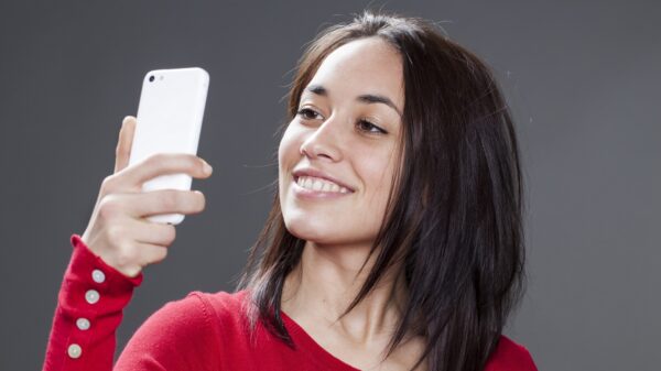 Teenager mit Handy