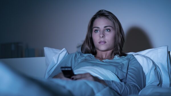 Eine Frau im Bett