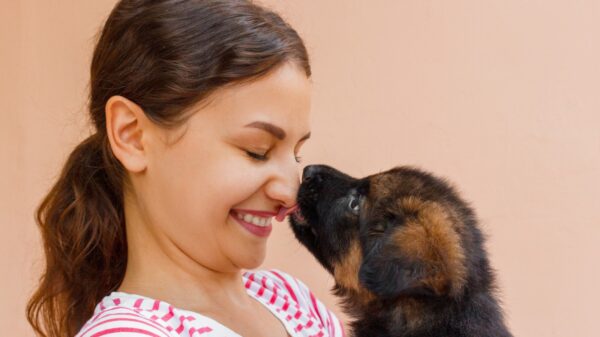 Ein Mädchen mit einem Hund