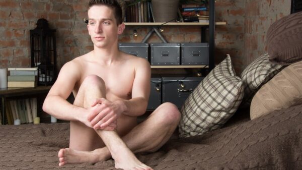 St 114 Junge nackt BILD iStock