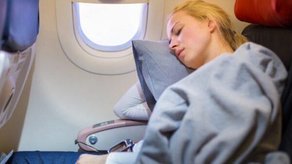 St 241 Frau im Flugzeug BILD iStock