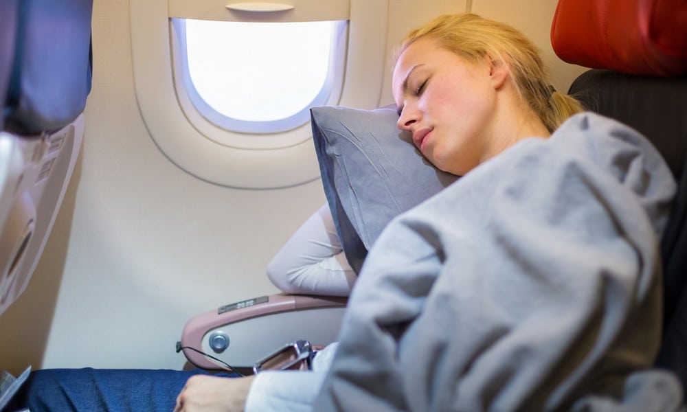 St 241 Frau im Flugzeug BILD iStock
