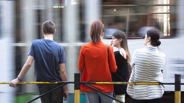 St 249 Haltestelle Teenies BILD iStock