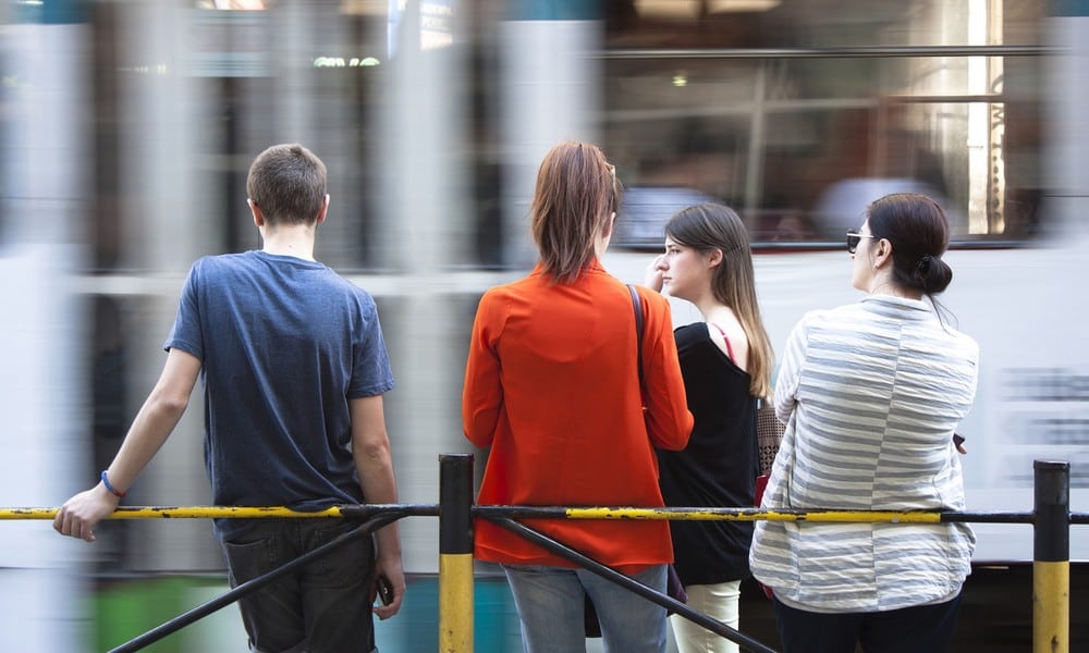 St 249 Haltestelle Teenies BILD iStock