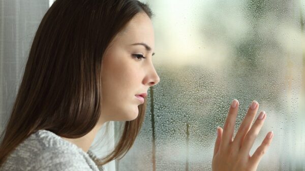 St 81 Teenager fenster BILD iStock
