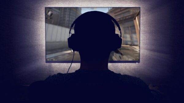 gamer in front of a blank monitor picture id642249804