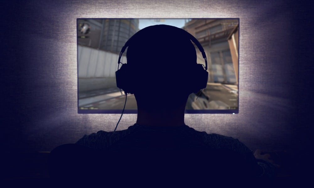 gamer in front of a blank monitor picture id642249804