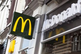 McDonald’s-Mitarbeiter schüttet Putzmittel in den Drink eines Polizisten 65 McDonald’s-Mitarbeiter schüttet Putzmittel in den Drink eines Polizisten