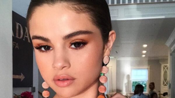 selena gomez dgaf selfie galore mag 1024x576 1