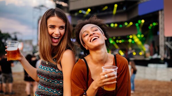 Zwei Mädels trinken Alkohol