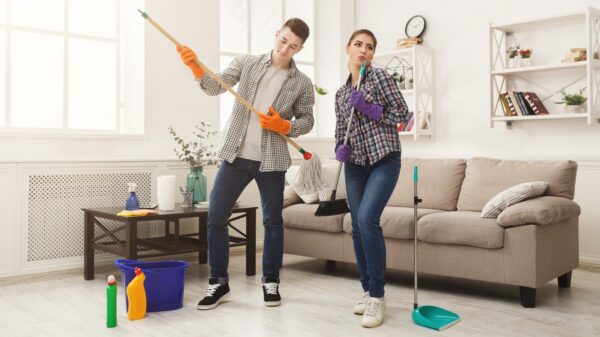 Paar räumt Wohnung auf