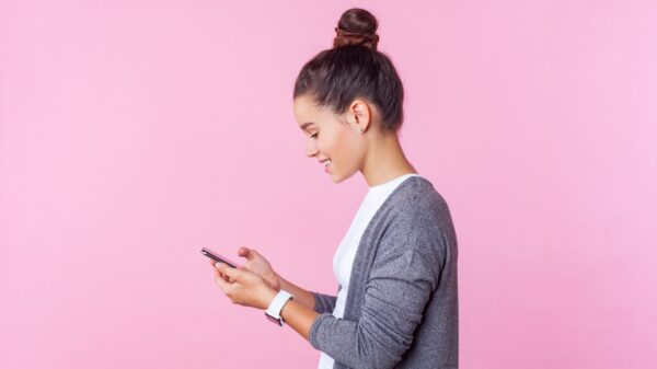 Teenager mit Handy