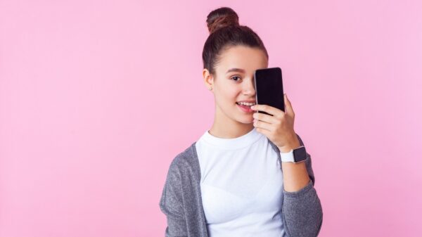 Teenager mit Handy