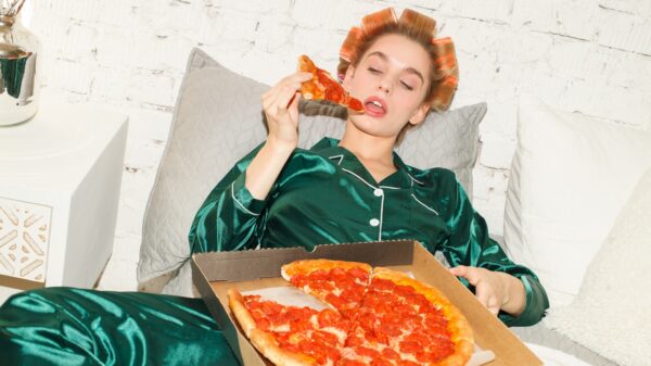 Teenager mit Pizza