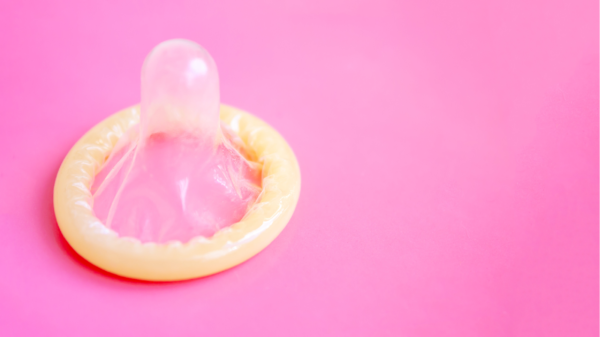 Dass passiert, wenn du das Kondom nach Sex nicht direkt abziehst