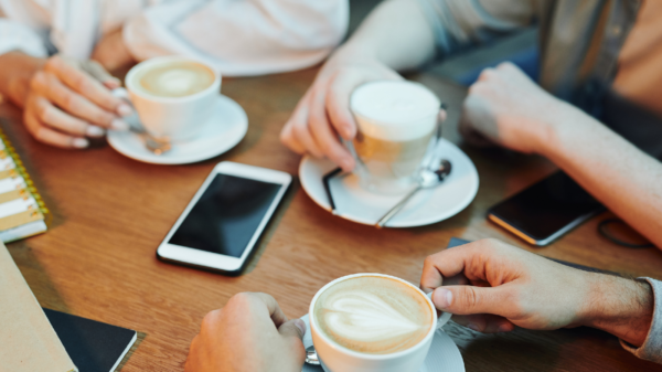 Deshalb solltest du Handy vom Tisch nehmen