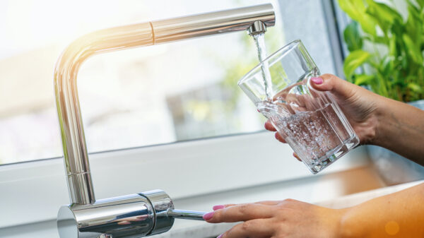 Deshalb sollte man früh kein Leitungswasser trinken