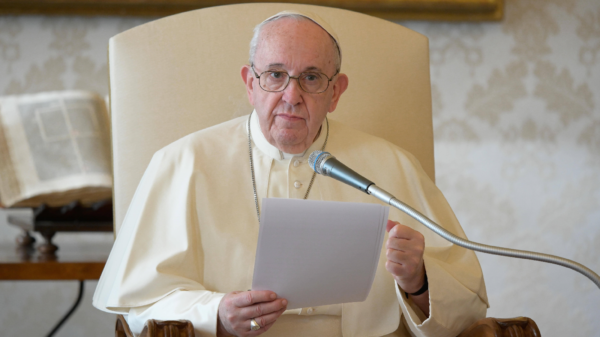 Papst Franziskus betet für Roboter