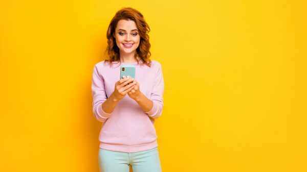Teenager mit Handy