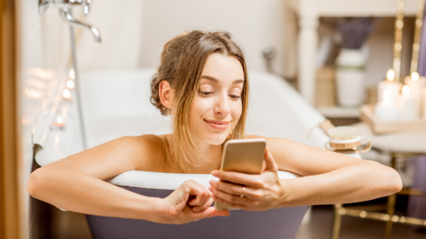Darum solltest du nie dein Handy mit in die Badewanne nehmen
