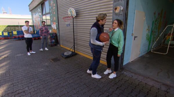 Niko und Thea in "Krass Schule - Die jungen Lehrer"