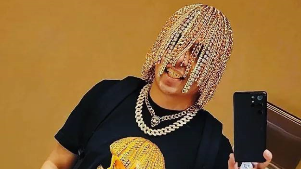 Rapper Dan Sur lässt sich Goldketten implantieren