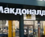 Ukraine-Krieg: 270-Kilo-Russe kettet sich an McDonald’s fest!