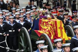 Queen Elizabeth II.: Polizist bricht bei Beerdigung zusammen! 68 Queen Elizabeth II.: Polizist bricht bei Beerdigung zusammen!