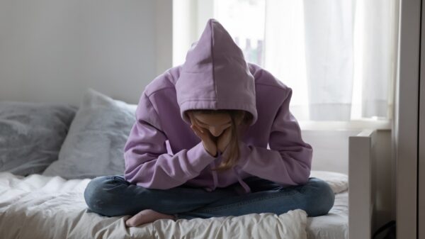 Teenagerin traurig auf dem Bett