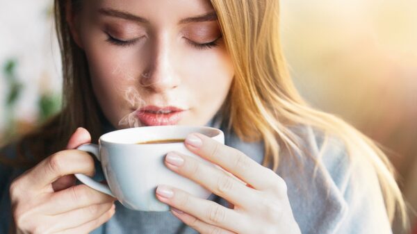 Frau trinkt Kaffee