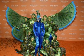 Halloween: Heidi Klum geht als riesiger Pfau! 66 Halloween: Heidi Klum geht als riesiger Pfau!