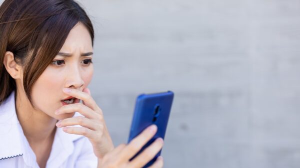 Dick-Pics ungefragt versenden: Diese Strafen drohen 45 Frau schaut auf das Handy