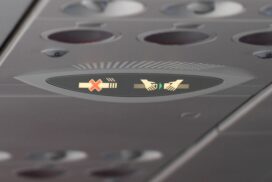 Trotz Rauchverbot: Darum gibt es noch immer Aschenbecher auf Flugzeug-Toiletten