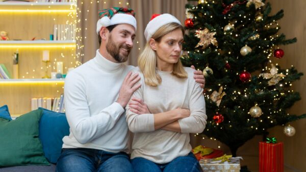 Paar streitet zu Weihnachten