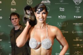 "Geschmacklos": PETA will Micaela Schäfer wegen Affen-Auftritt anzeigen 71 „Geschmacklos“: PETA will Micaela Schäfer wegen Affen-Auftritt anzeigen