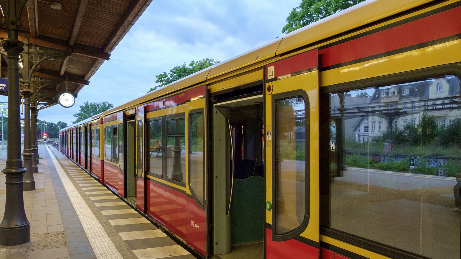Alle Züge stehen still: Unwetter legt komplette S-Bahn in Berlin lahm 61 S-Bahn Berlin