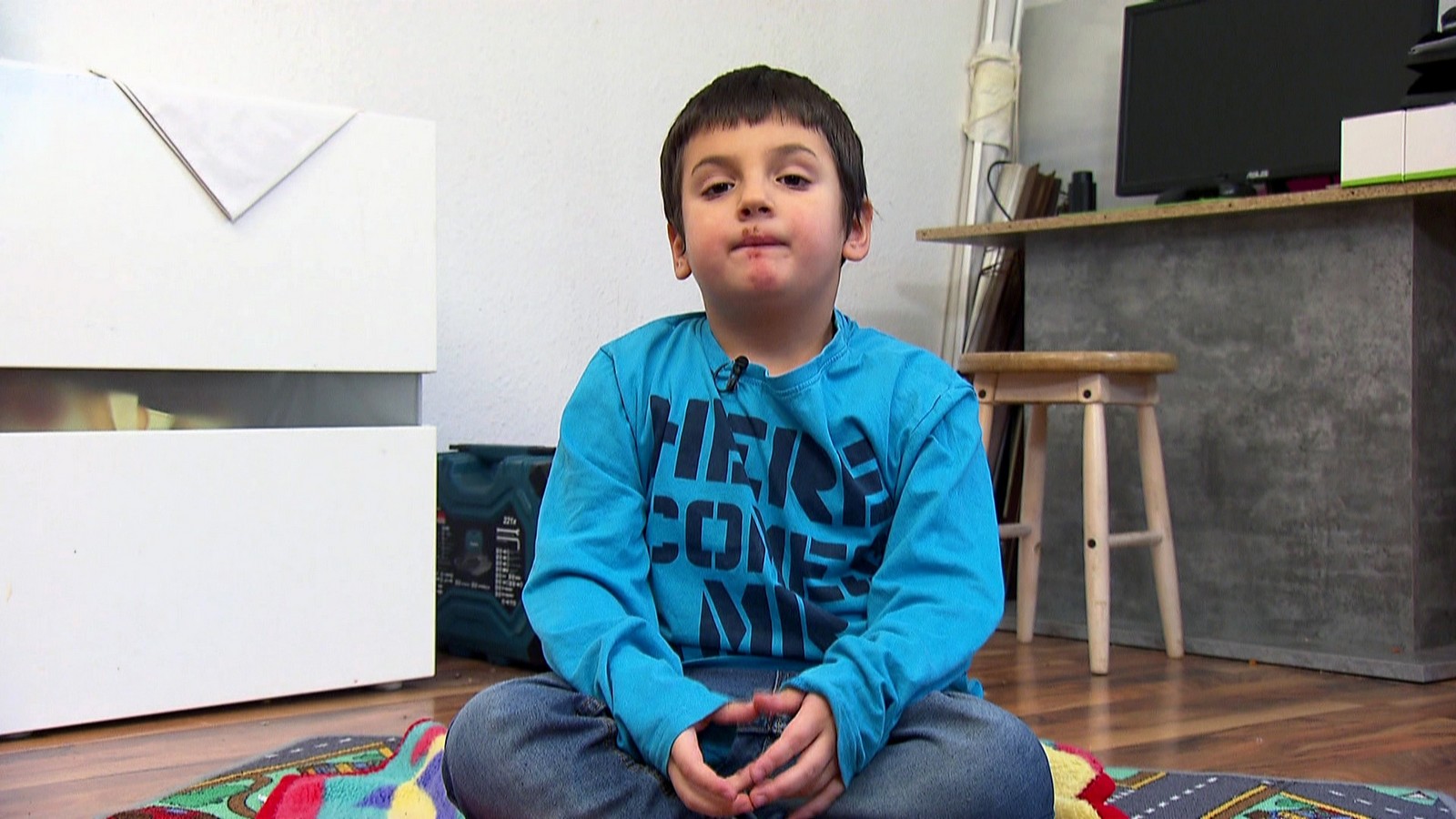 "Armes Deutschland": Kinderbett kaputt - Sinan (6) muss auf Couch mit Eltern schlafen 61 Sinan aus "Armes Deutschland - Deine Kinder"