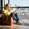 Frau am Flughafen
