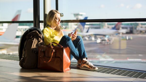 Frau am Flughafen