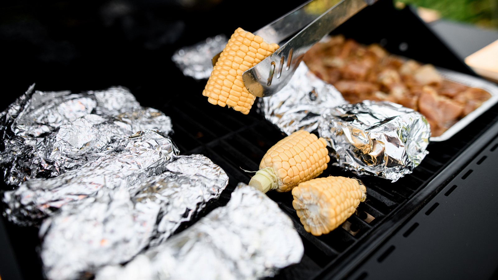 Beim Grillen: Darum sollte man nie Alufolie verwenden - und das sind die Alternativen 61 Grillen mit Alufolie