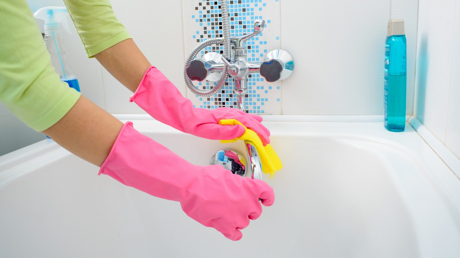 Badezimmer-Trick: Mit dieser Frucht entfernt man Kalk und hartnäckige Flecken 61 Badezimmer säubern
