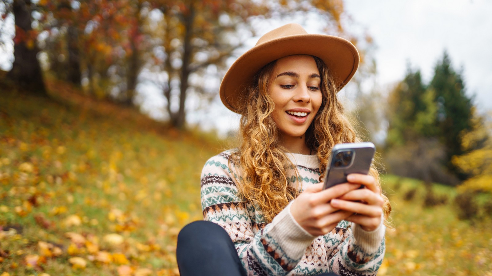 Offline bleiben wenn alle hinschauen 61 Frau am Handy