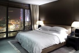 Darum sollte man eine Wasserflasche unter dem Hotelbett rollen