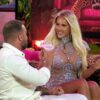 Laura bei "Love Island VIP"