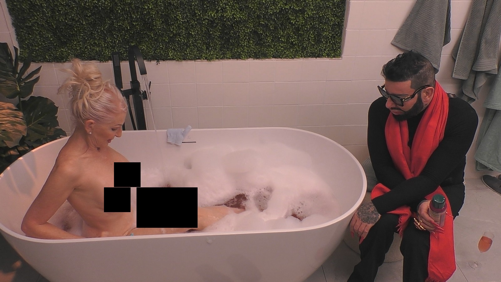 "Promi Big Brother" 2025: Harald Glööckler schaut Désirée Nick bei der Intimrasur zu 61 Desiree und Harald bei "Promi Big Brother" 2025