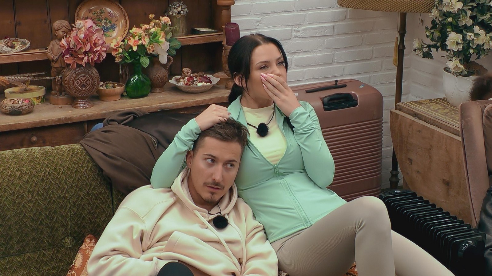 Eklat um Nacktbilder: Marvin Kleinen stellt seine Freundin im "Sommerhaus" bloß - diese Szenen wurden nicht gezeigt 61 Marvin und Jennifer bei "Sommerhaus der Stars" 2025