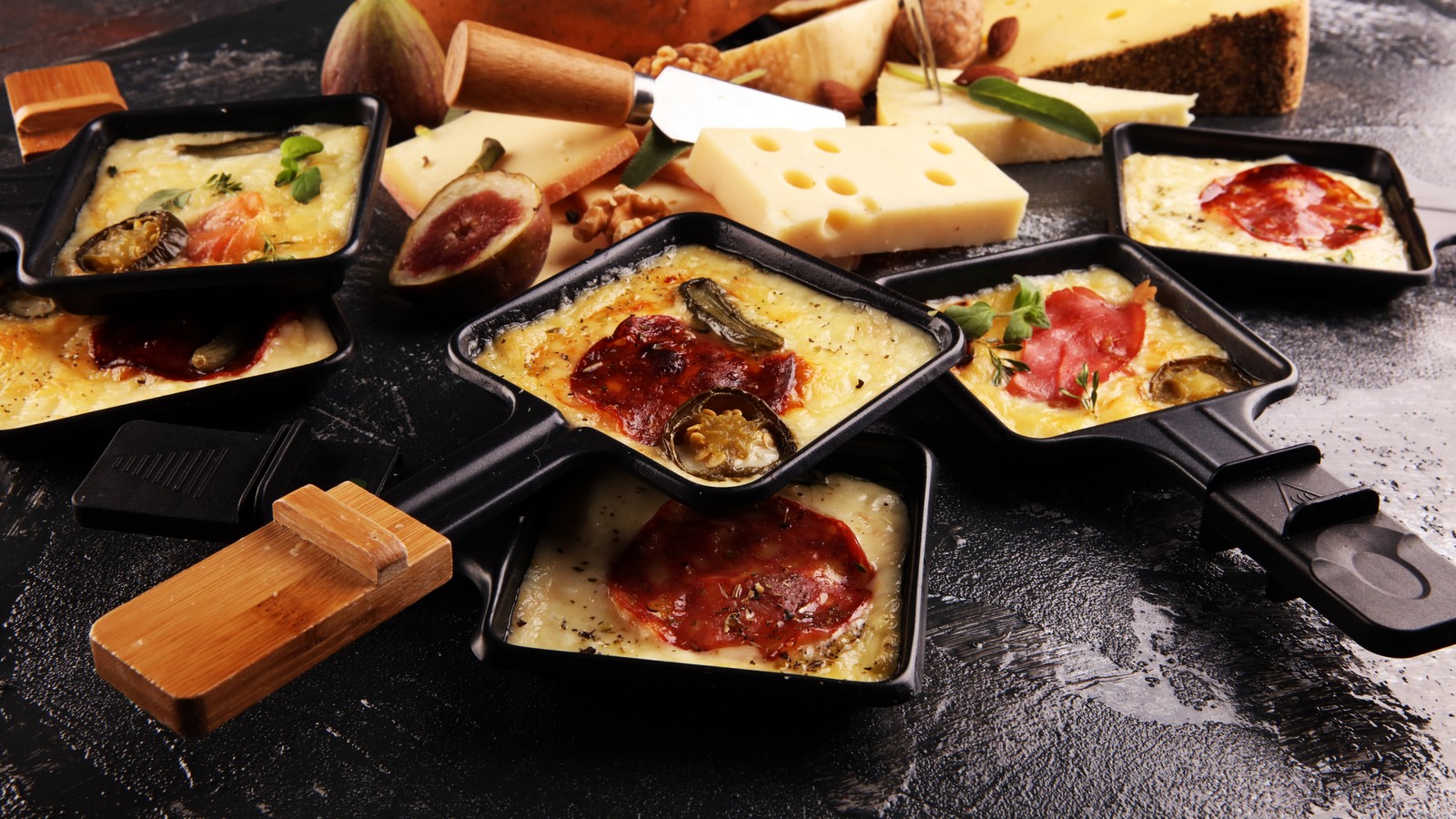 Pf-nnchen-mit-einer-Kartoffel-einreiben-Diese-Raclette-Tricks-kennt-kaum-jemand