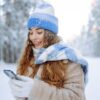 Handy im Schnee