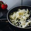 Zwiebeln braten